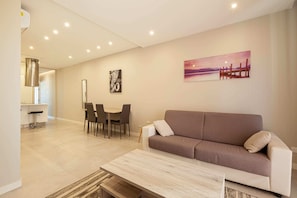 Appartement de base, 1 lit double et 1 canapé-lit | Aire de séjour | Téléviseur