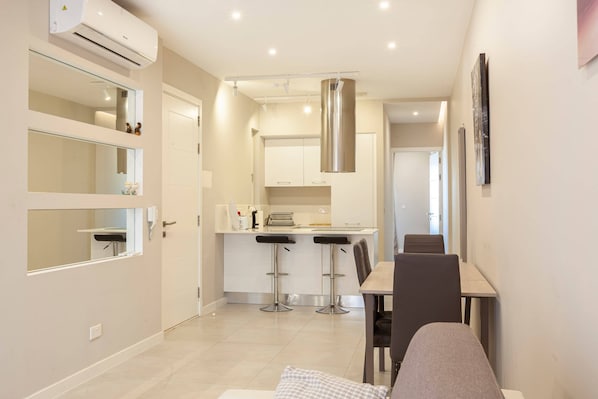 Appartement de base, 1 lit double et 1 canapé-lit | Cuisine privée | Réfrigérateur, un four, surface de cuisson, bouilloire électrique