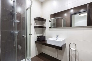 Apartemen Basic, Beberapa Tempat Tidur | Kamar mandi | Shower, handuk, sabun, dan sampo