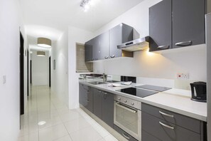 Appartement, plusieurs lits | Cuisine privée | Réfrigérateur, four, plaque de cuisson, bouilloire électrique