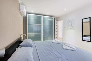 3 habitaciones, escritorio y espacio para trabajar con laptop 