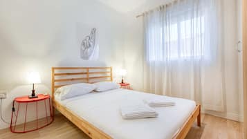 Apartamento básico, várias camas | 3 quartos, escrivaninha, espaço de trabalho para notebook, roupa de cama
