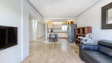 Apartamento básico, várias camas | Área de estar | TV