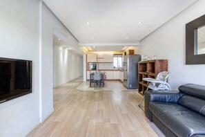 Apartamento básico, várias camas | Área de estar | TV