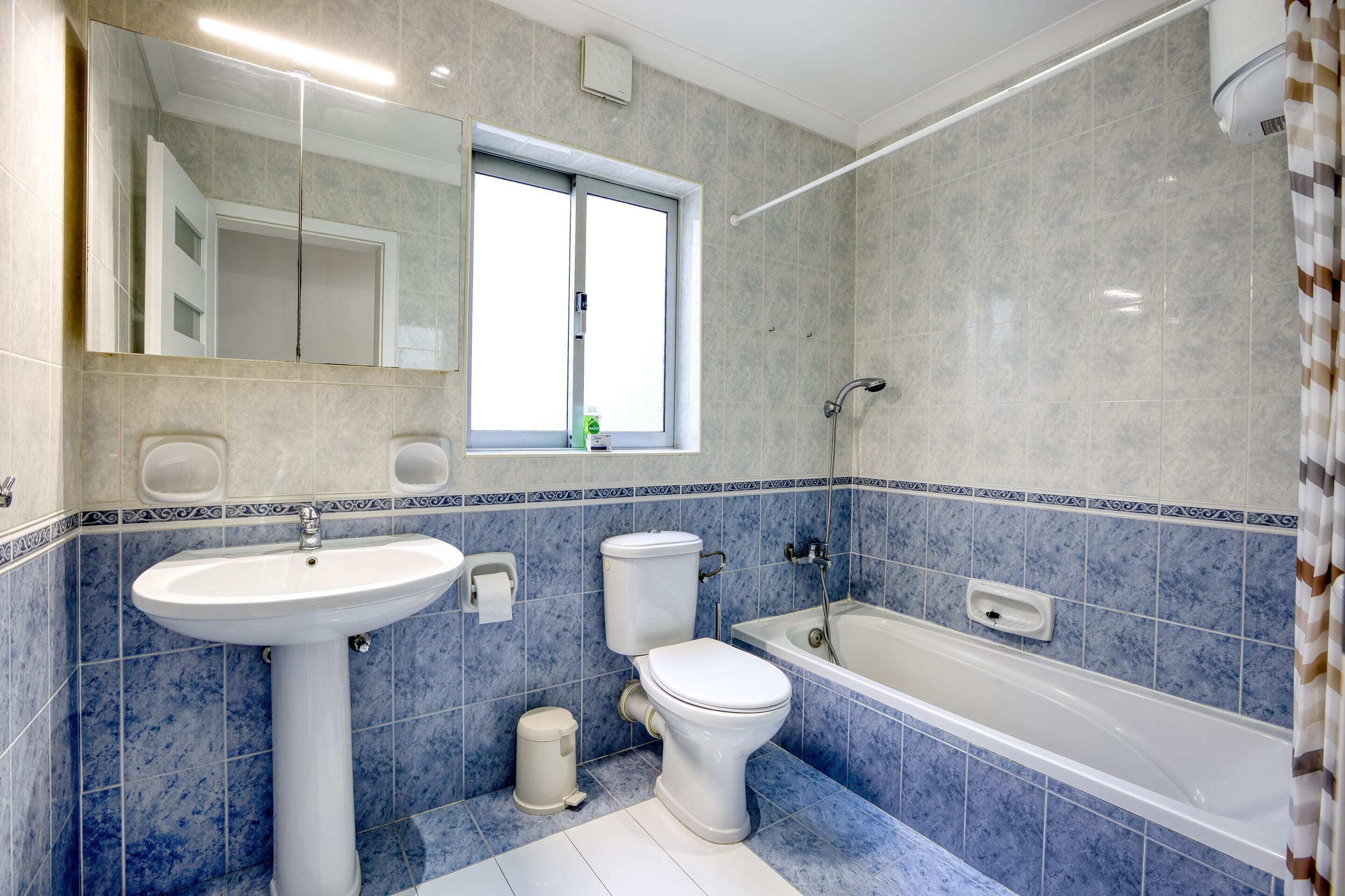 Apartamento básico, várias camas | Banheiro | Chuveiro, secador de cabelo, toalhas de banho, sabonete