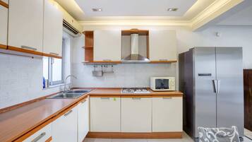 Basic Apartment, Multiple Beds | Private kitchen | Fridge, microwave, oven, stovetop