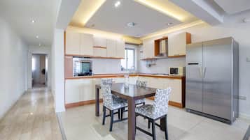Basic Apartment, Multiple Beds | Private kitchen | Fridge, microwave, oven, stovetop