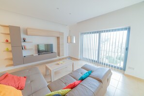 Appartement, plusieurs lits, vue mer | 2 chambres, espace de travail pour ordinateur portable