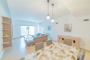 Apartamento básico, várias camas, vista para o mar | Cozinha privada | Geladeira, micro-ondas, fogão, cooktop