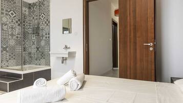 Appartement, plusieurs lits | 2 chambres, fer et planche à repasser, draps fournis