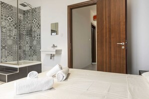 Departamento básico, varias camas | 2 habitaciones, tabla de planchar con plancha y ropa de cama