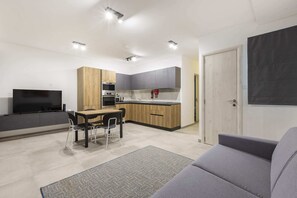 Basic-Apartment, 1 Doppelbett und Schlafsofa | Wohnbereich | Fernseher