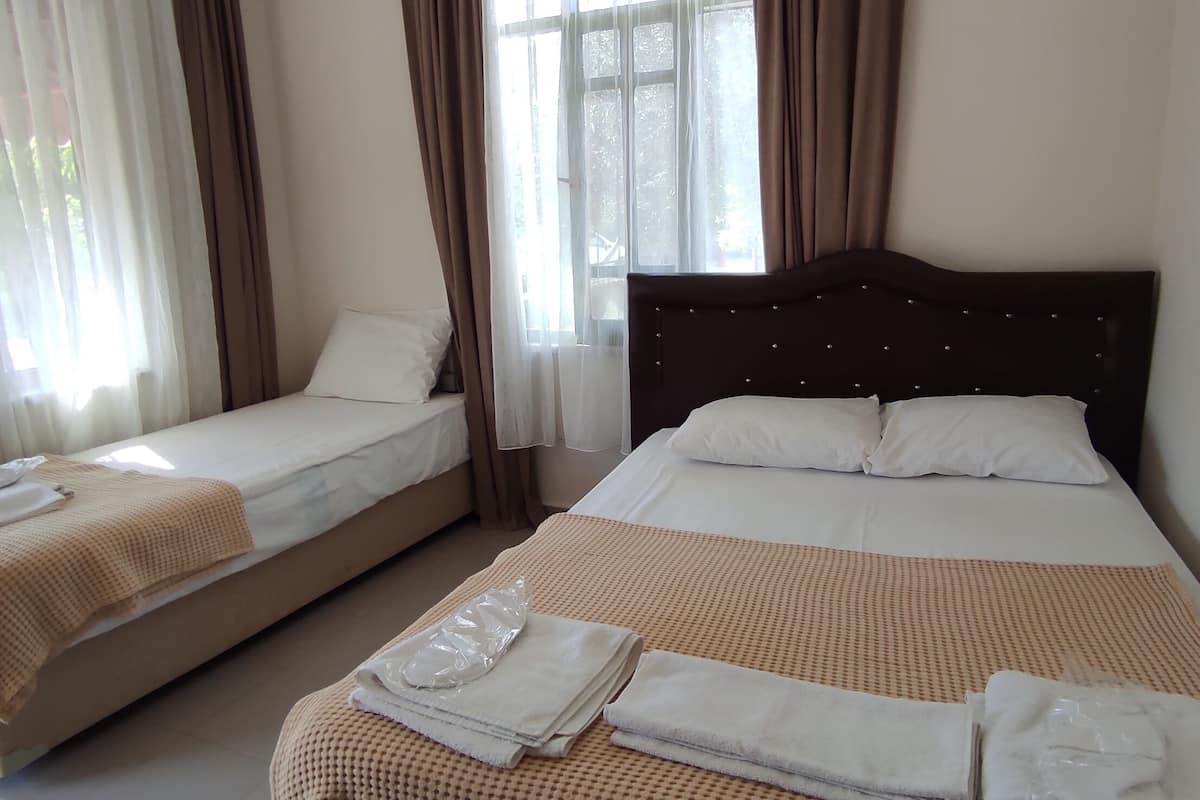 Quarto triplo luxo | 1 quarto, ferros/tábuas de passar roupa, Wi-Fi de cortesia