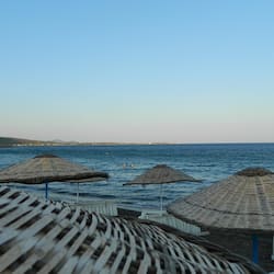 Plage privée, navette pour la plage, chaises longues, parasols