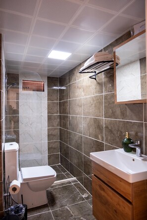 Een douche, gratis toiletartikelen, een haardroger, pantoffels