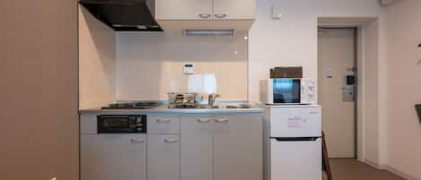 Deluxe Twin Room, Non Smoking | Private kitchenette | Fridge, microwave, freezer