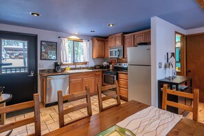 Kühlschrank, Ofen, Geschirrspüler, Wasserkocher mit Kaffee-/Teezubehör