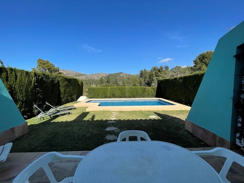Detached villa with garden and private pool