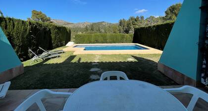 Detached villa with garden and private pool