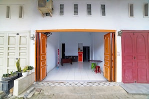 Vista frontal de la propiedad
