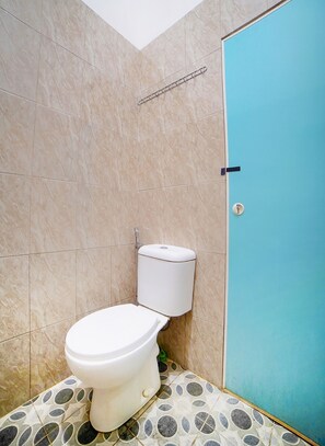 Habitación doble estándar | Baño | Regadera y toallas 