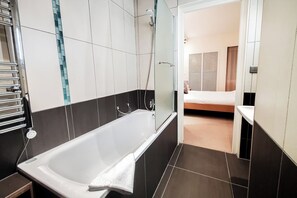 Ducha y bañera combinadas, secador de pelo y toallas