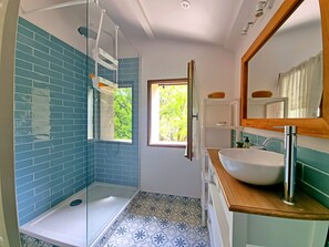 Douche, séchoir à cheveux, serviettes fournies, savon