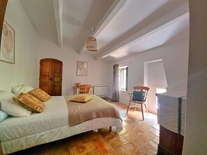 4 bedrooms, WiFi, bed sheets