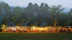 Alfresco dining