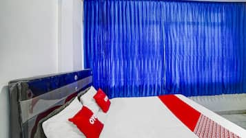 Espacio para trabajar con laptop, wifi gratis y ropa de cama