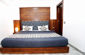 Quarto casal luxo | Roupas de cama premium, escrivaninha, Wi-Fi de cortesia, roupa de cama