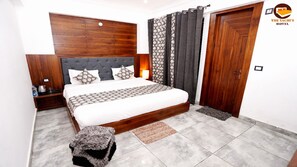 Luxury Double Room | Premium bedding, desk, free WiFi, bed sheets