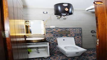 Habitación Deluxe doble | Baño | Ducha y cabezal de ducha tipo lluvia