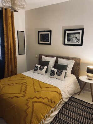 2 bedrooms, travel cot, bed sheets