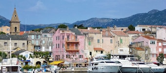 APAPPARTEMENT à 100 m du BORD DE MER avec Jardin Privé