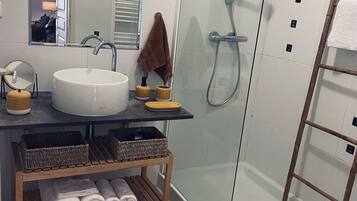 Douche, sĂšche-cheveux, serviettes fournies