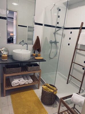 Ducha, secador de pelo, toallas