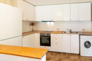 Kjøleskap, ovn, kokeplater og kaffetrakter/tekoker