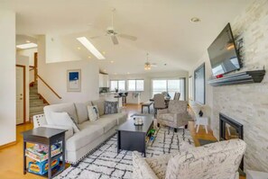 Smart TV, chimenea, futbolito y tenis de mesa 