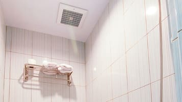 Standard Double Room | Bathroom | Shower, towels