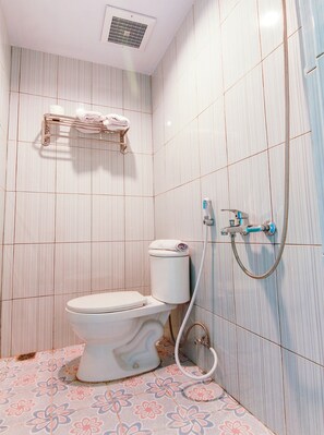 Standard Double Room | Bathroom | Shower, towels