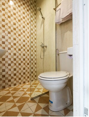 Standard-Doppelzimmer | Badezimmer | Dusche, Handtücher