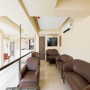 Lobby sitting area - Hotel JK Regency (Mumbai)