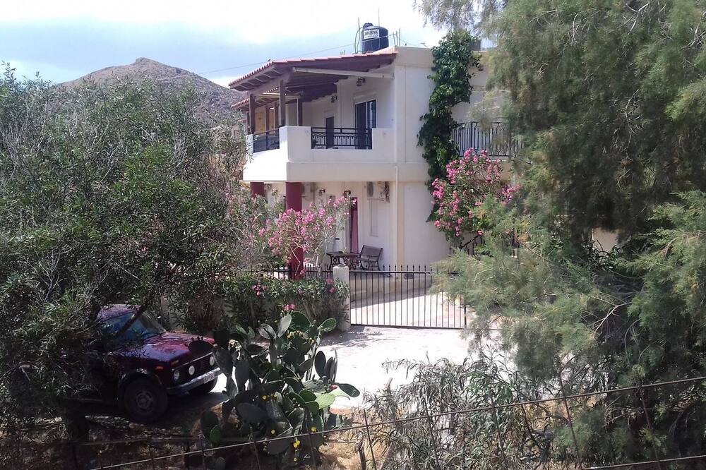Country House \"Sifis Pirounakis Anatoli\" with Sea View, Shared Terraces & Wi-Fi