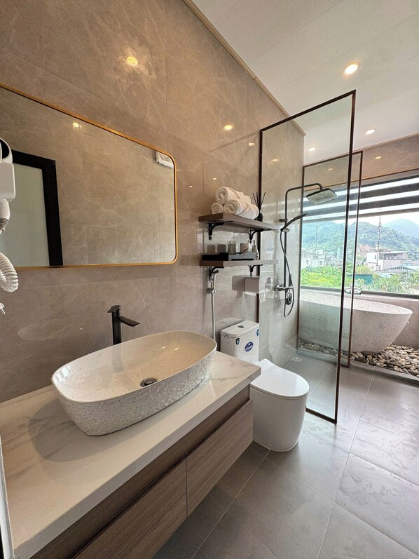 Bungalow Supérieur, baignoire, vue jardin | Salle de bain