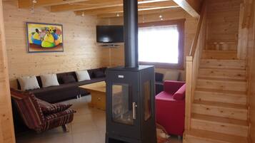 Televisie, een open haard, een dvd-speler en een stereo