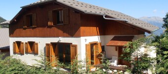 Vakantiehuis 'Chalet Bellevue' met Uitzicht op de Bergen, Gedeeld Zwembad en Wi-Fi