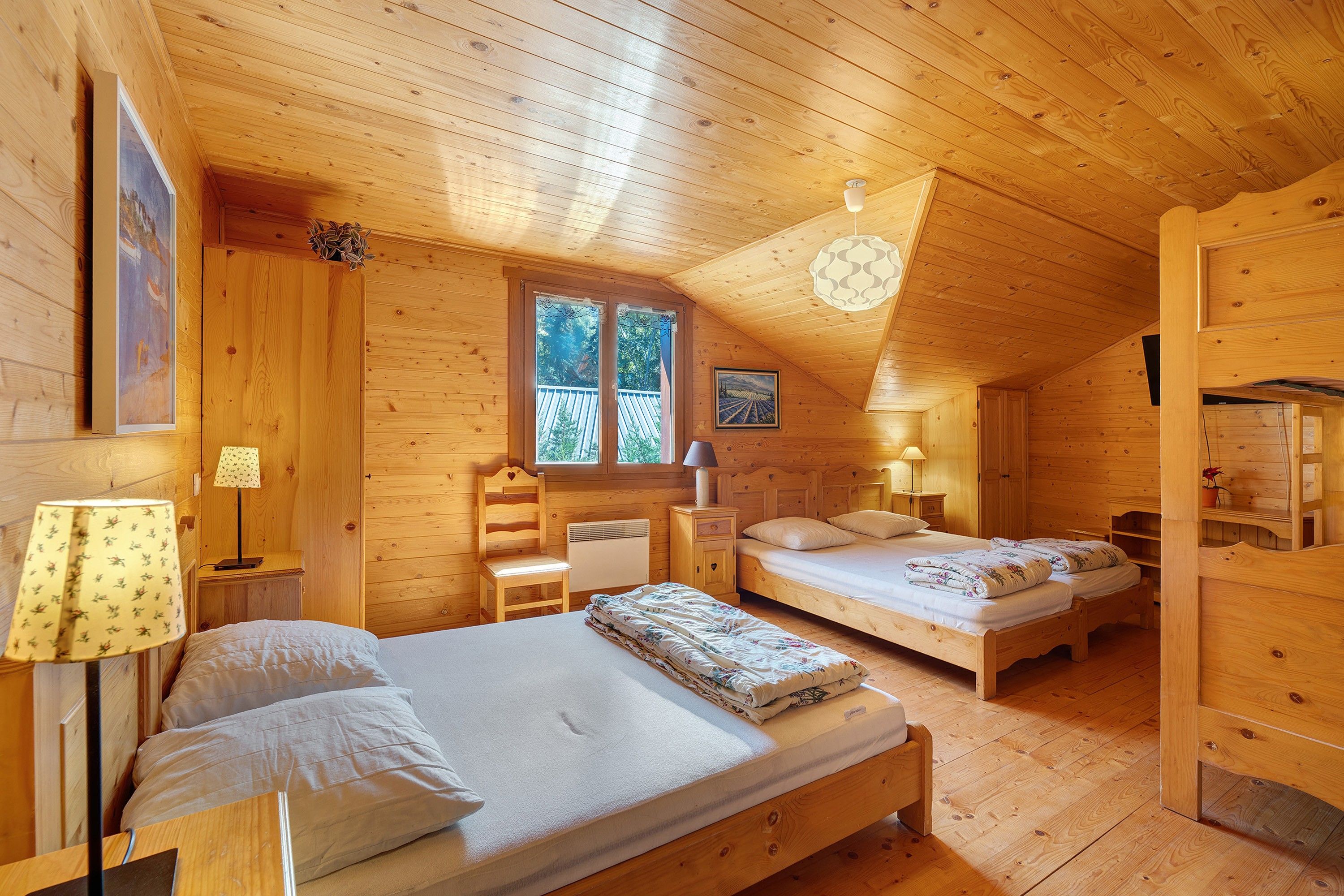5 bedrooms, iron/ironing board, WiFi (free)