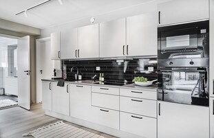 Refrigerador con freezer, microondas, horno, placa de cocina