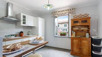 Jääkaappi, mikroaaltouuni, uuni, liesi